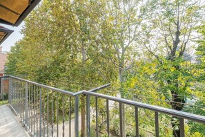 Property grounds - Large, bright and well-kept apartment on the third floor of a building near the Maggiore Hospital. The historic center is easily accessible by public transport.The apartment, ideal for 5 people, is fully equipped and has 24h WiFi, A / C and heating. It r (Bologna)