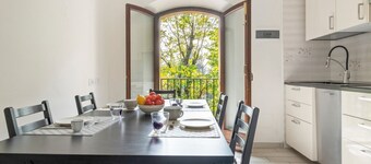 GuestHost - Large, bright and well-kept apartment on the third floor of a building near the Maggiore Hospital. The historic center is easily accessible by public transport.The apartment, ideal for 5 people, is fully equipped and has 24h WiFi, A / C and h