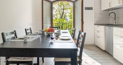 GuestHost - Large, bright and well-kept apartment on the third floor of a building near the Maggiore Hospital. The historic center is easily accessible by public transport.The apartment, ideal for 5 people, is fully equipped and has 24h WiFi, A / C and h