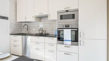 Geladeira, micro-ondas, fogão, cooktop