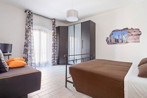 2 bedrooms, iron/ironing board, WiFi