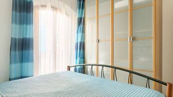 2 bedrooms, iron/ironing board, WiFi