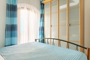 2 bedrooms, iron/ironing board, WiFi