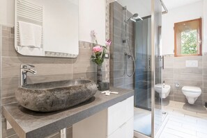 Dusche, Haartrockner, Bidet