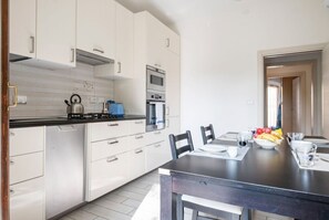 Microonde, forno, piano cottura, lavastoviglie
