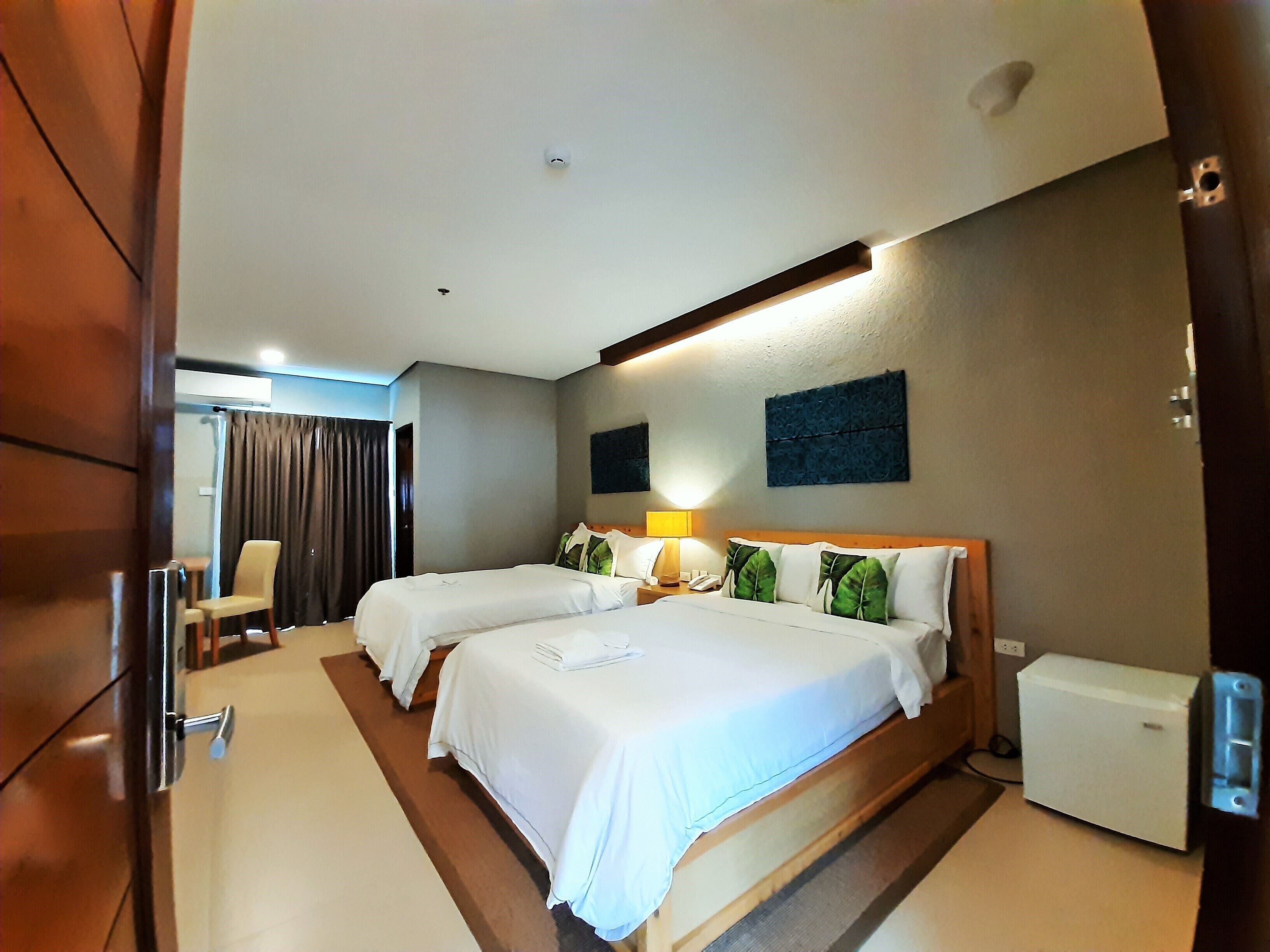 deluxe room | egyptian cotton sheets, premium bedding, free wifi