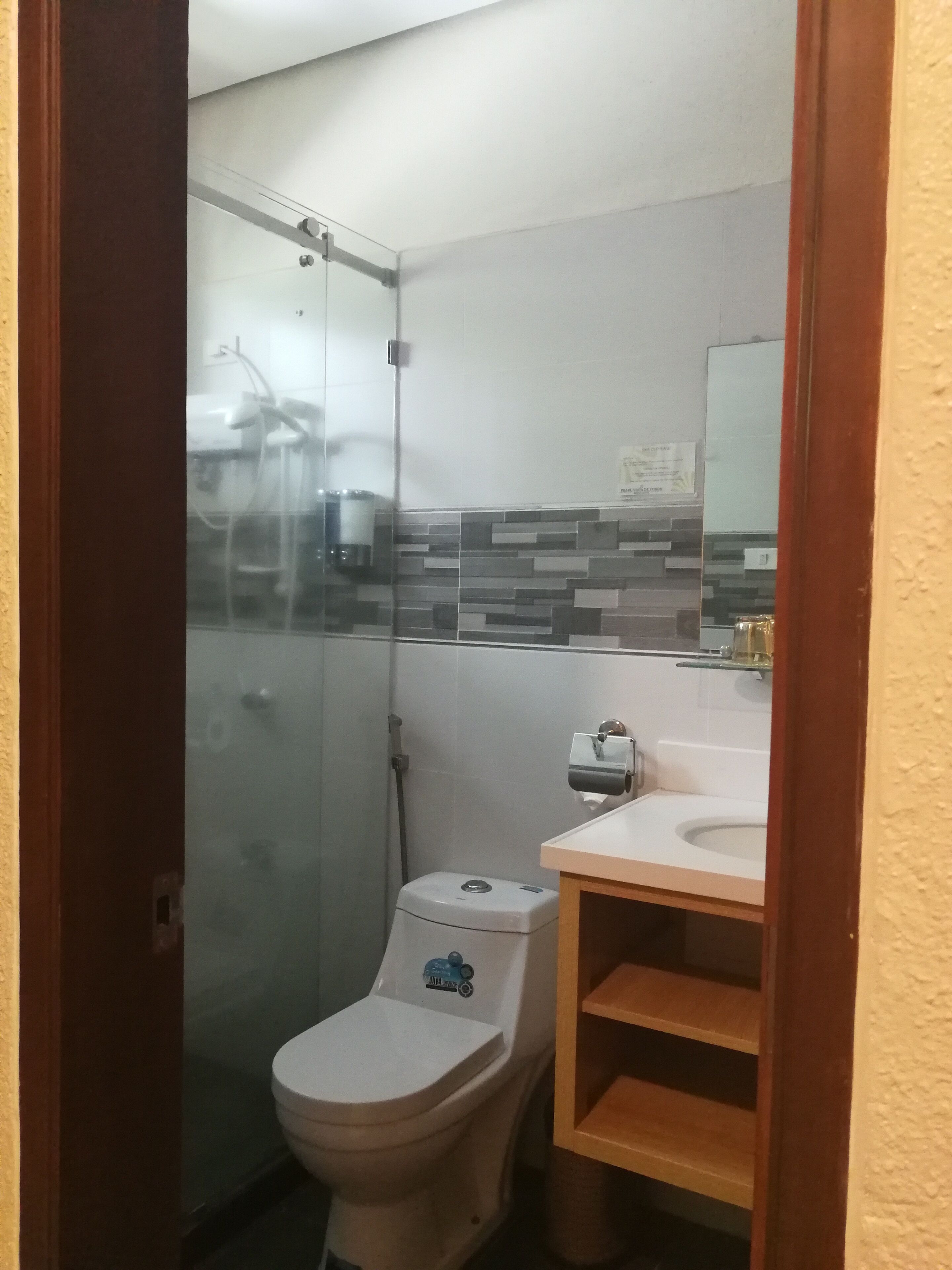 shower, hydromassage showerhead, towels