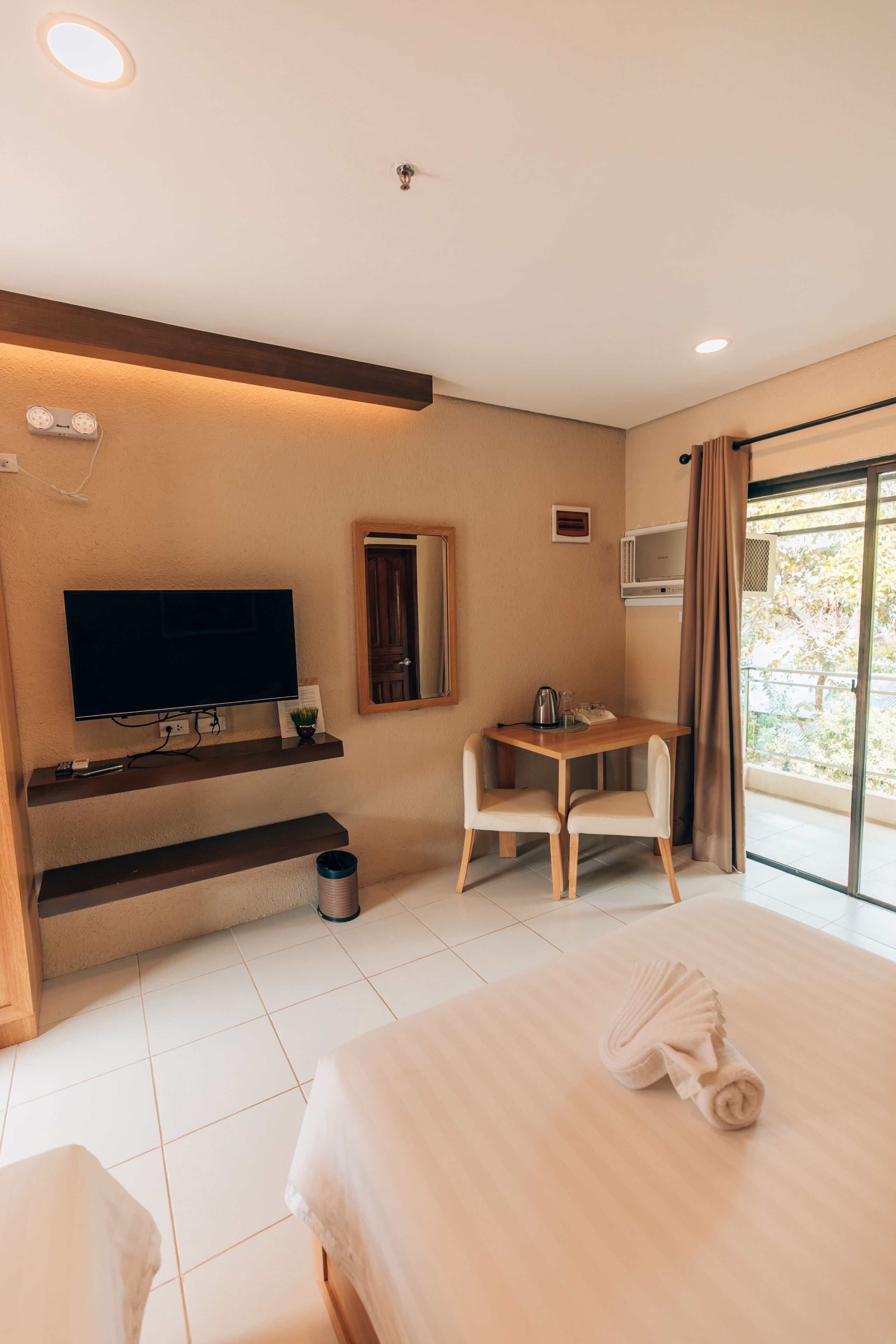 family room | egyptian cotton sheets, premium bedding, free wifi