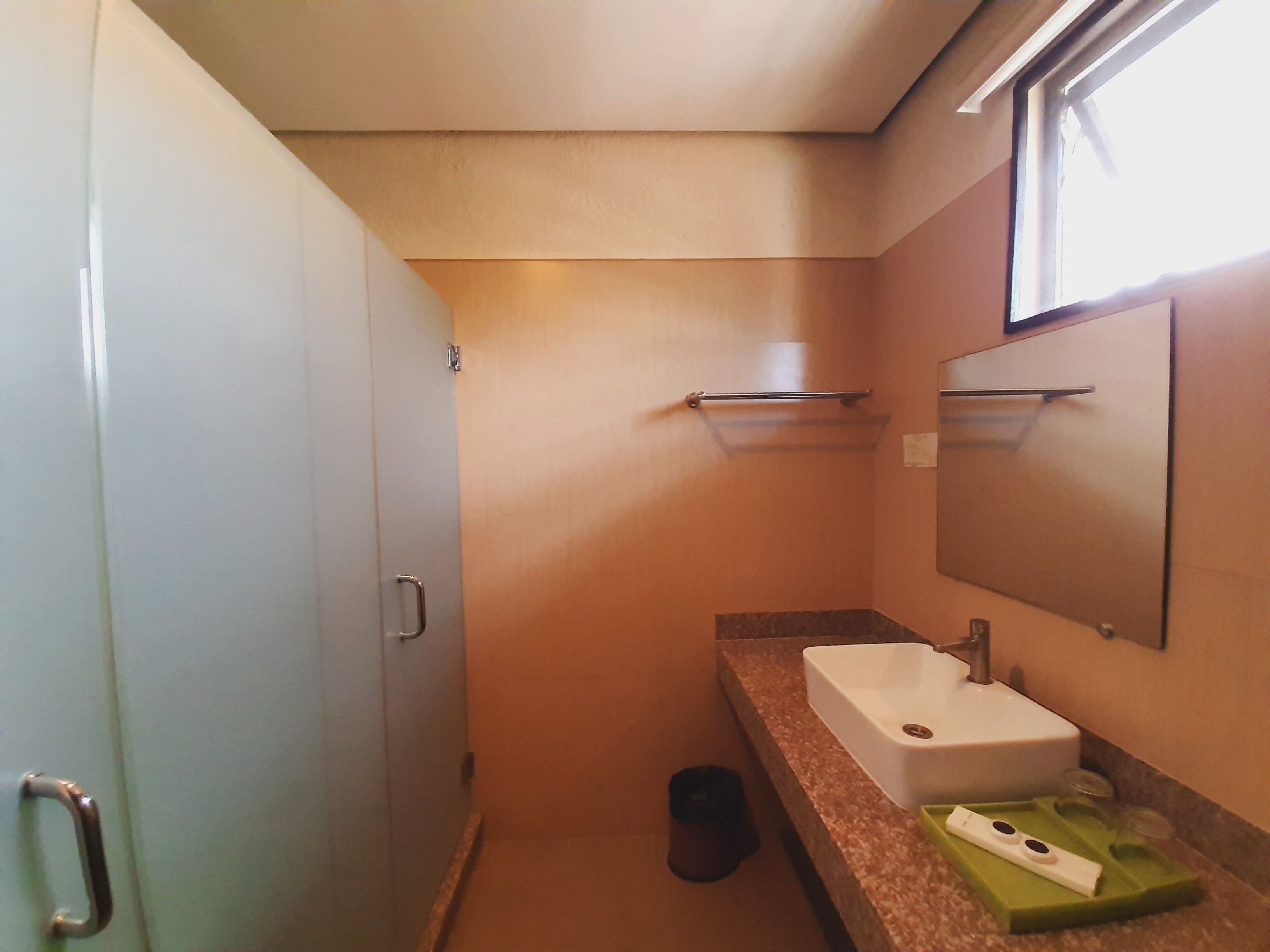 suite room | bathroom | shower, hydromassage showerhead, towels