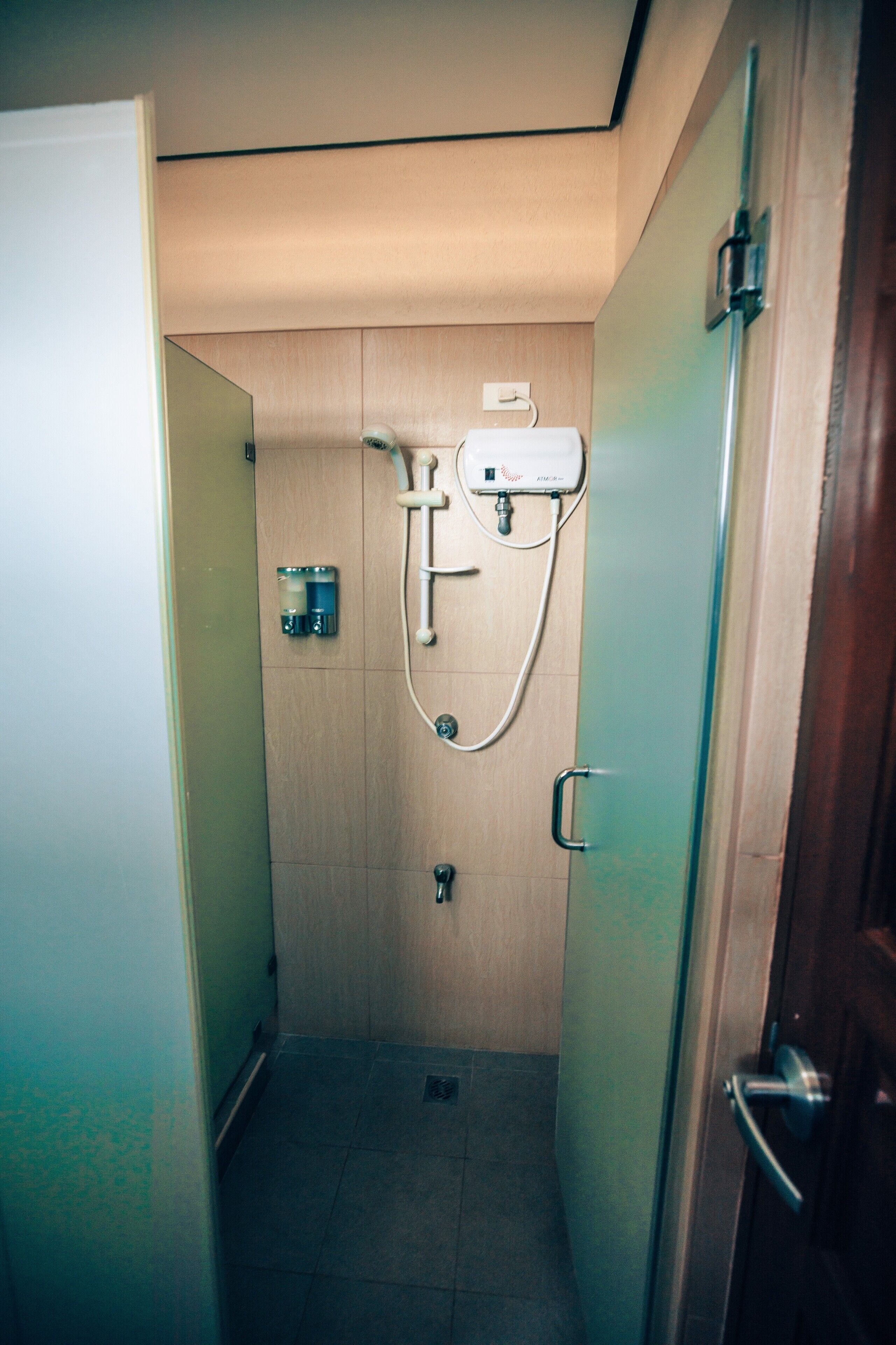 suite room | bathroom shower