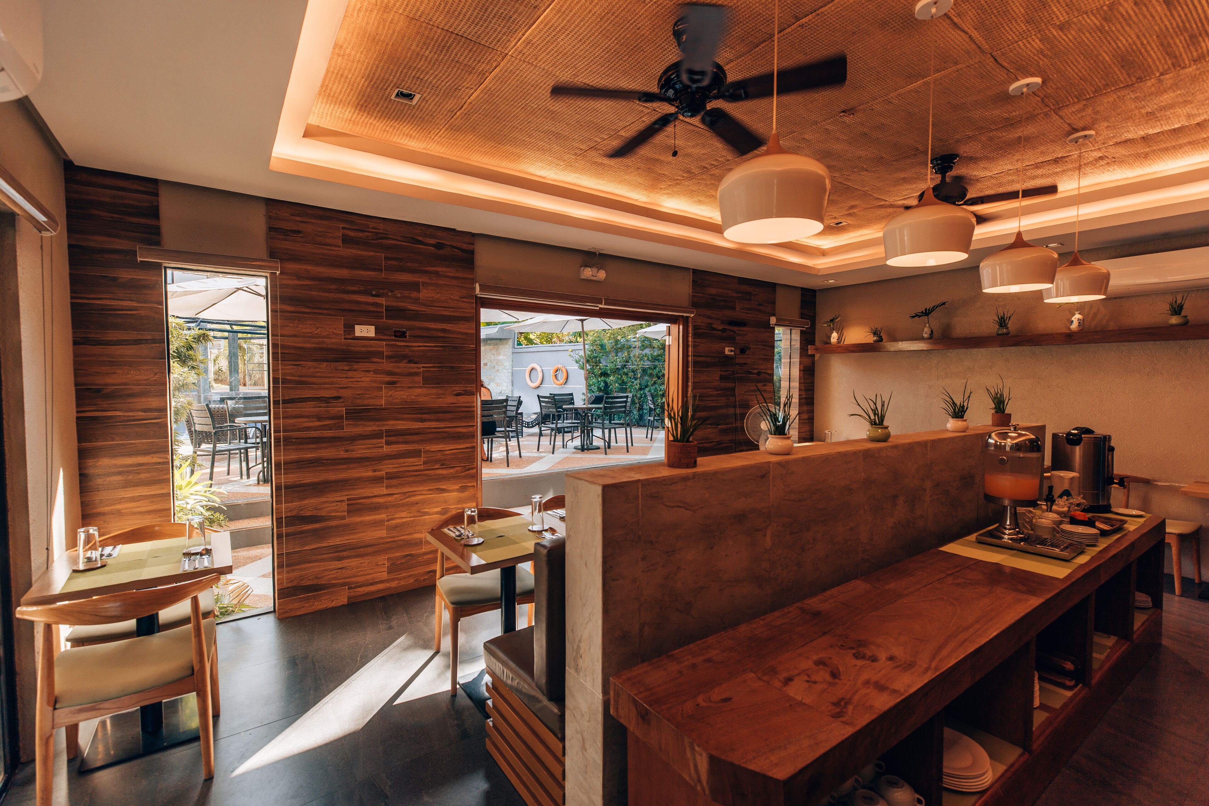 2 restaurants, breakfast, lunch served; local and international cuisine