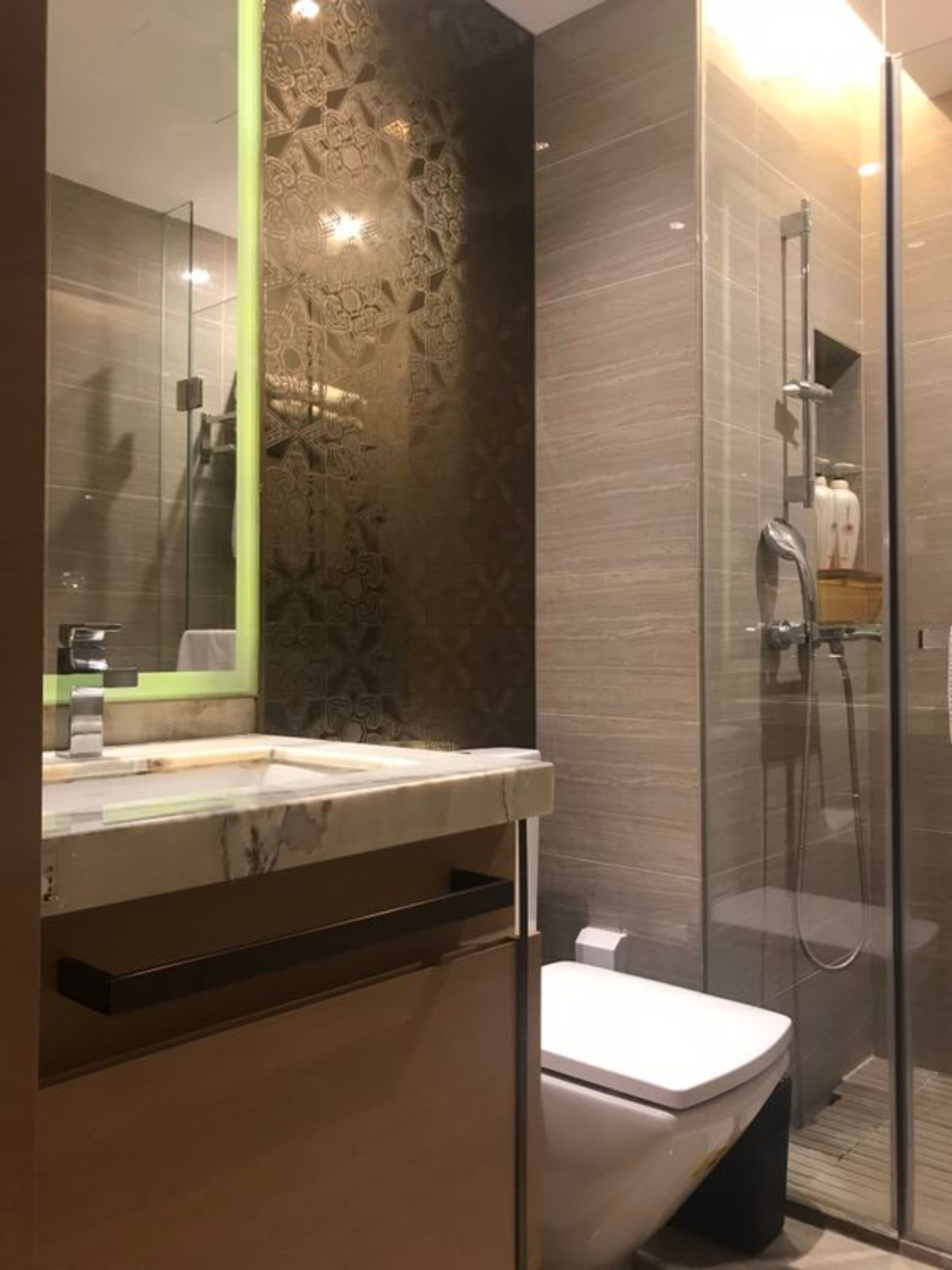 Douche, douche à « effet pluie », articles de toilette gratuits