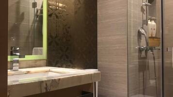 Chuveiro, chuveiro com efeito de chuva, produtos de toalete grátis