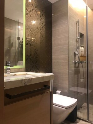 Dusche, Regendusche, kostenlose Toilettenartikel, Haartrockner
