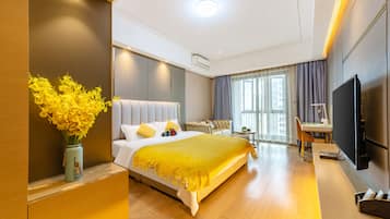 Escritorio, cortinas blackout, wifi gratis y ropa de cama