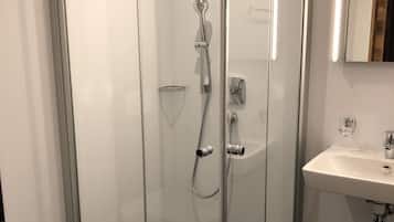 Cortinas opacas, wifi gratis, ropa de cama