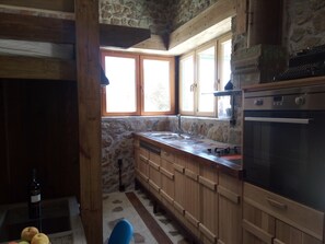 Kühlschrank, Wasserkocher mit Kaffee-/Teezubehör