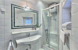 Een douche, een haardroger, handdoeken
