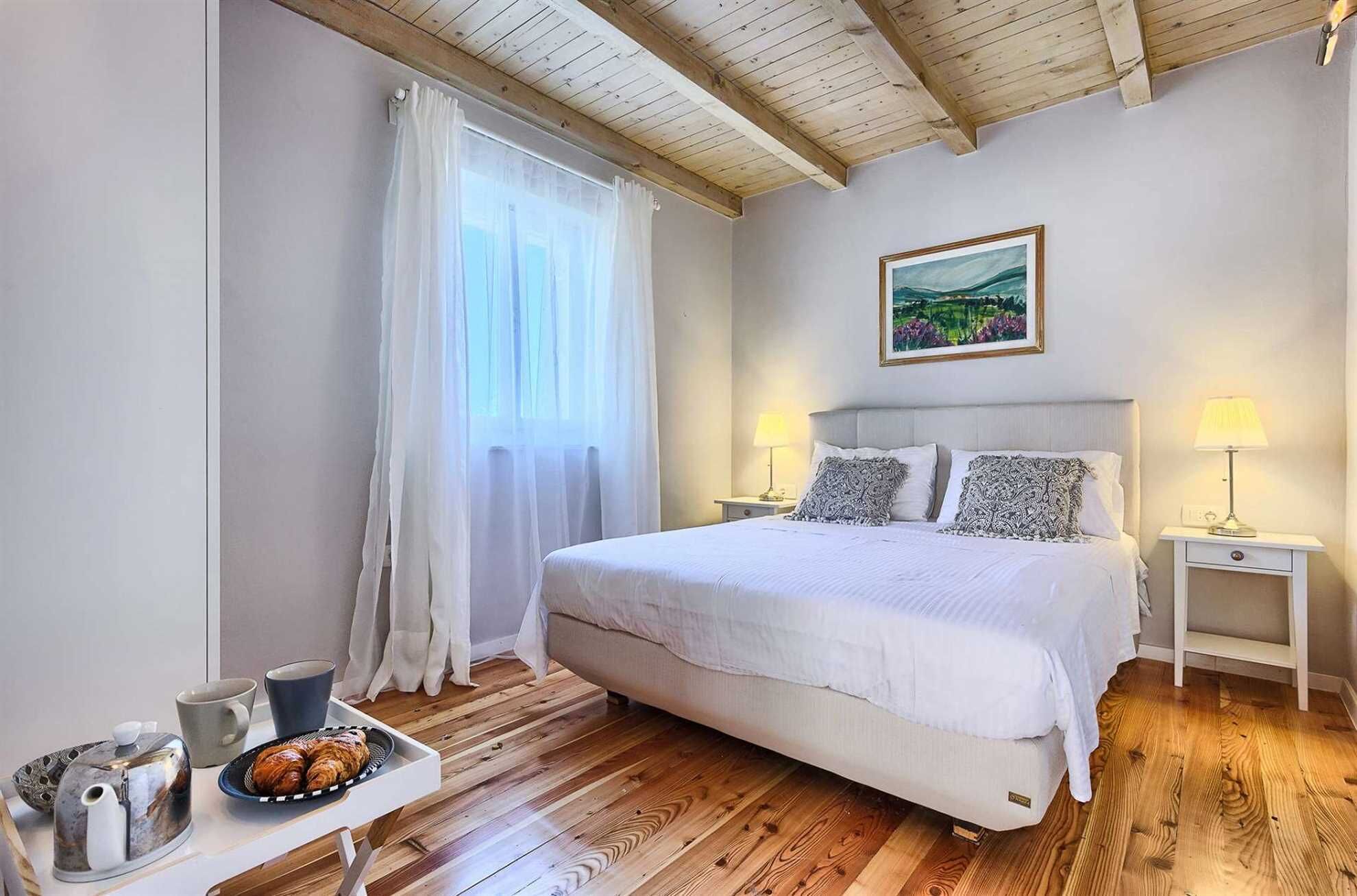 6 habitaciones, tabla de planchar con plancha y cuna de viaje 