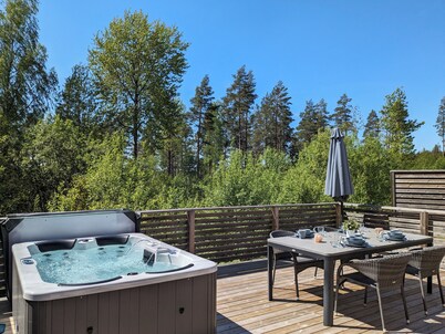 Holiday house NERBJÄRKEN, quiet location, 150m from the lake, bathing jetty, boat, hot tub.