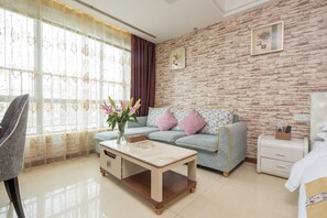 Premium bedding, desk, blackout drapes, iron/ironing board - YOYO Apartment Jinrong Branch (Guangzhou)