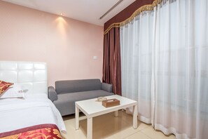 Exclusive-Zweibettzimmer, Flussblick | Hochwertige Bettwaren, Schreibtisch, Verdunkelungsvorhänge