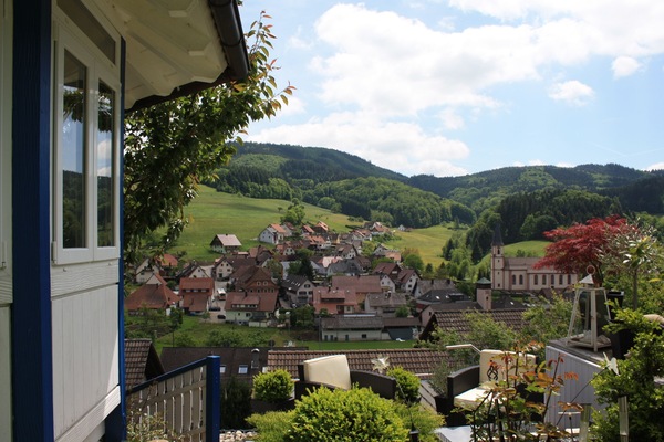 Panoramablick auf das Bergdorf Schweighausen