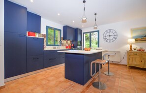 Refrigerador, parrilla de estufa, lavavajillas y cafetera y tetera 