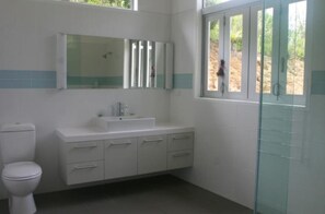 House, 4 Bedrooms | Bathroom | Shower, towels - Hot Water Beach - Coromandel (Hot Water Beach)