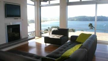 House, 4 Bedrooms | Living area | Flat-screen TV, DVD player