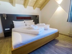 3 bedrooms, desk, travel cot, WiFi