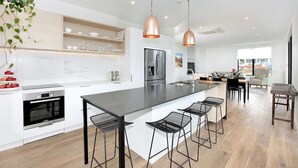 Full-sized fridge, microwave, oven, stovetop - Sugar Lane Penthouse - Birkenhead (Auckland)