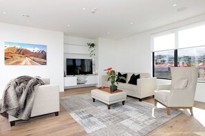 Penthouse | Living area | Flat-screen TV - Sugar Lane Penthouse - Birkenhead (Auckland)