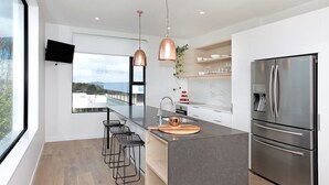 Penthouse | Private kitchen | Full-sized fridge, microwave, oven, stovetop - Sugar Lane Penthouse - Birkenhead (Auckland)
