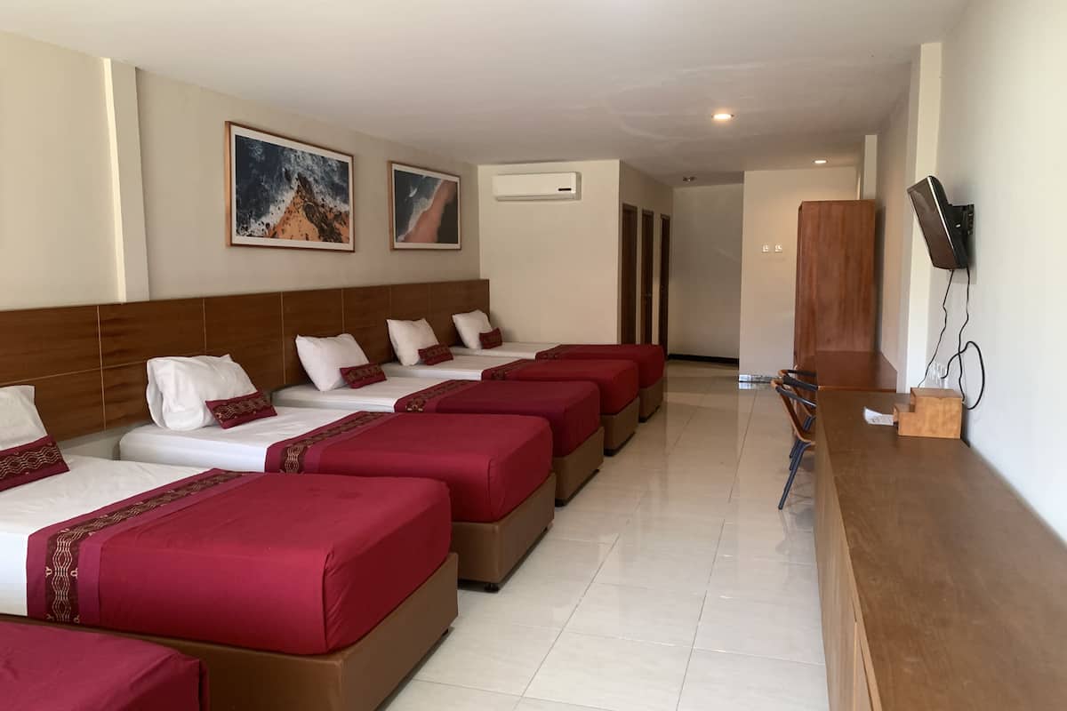 Family Room | Desk, soundproofing, free WiFi, bed sheets