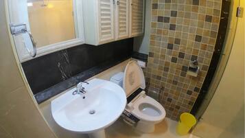 Full House | Bathroom | Shower, free toiletries