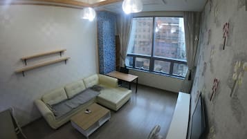 Full House | Living area | Flat-screen TV