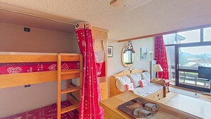 1 chambre, fer et planche à repasser, draps fournis