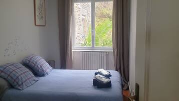 2 slaapkamers, een strijkplank/strijkijzer, internet, beddengoed