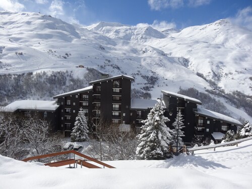 les menuires ,appartement  deux piéces de charme,  renové,au pied des pistes   
