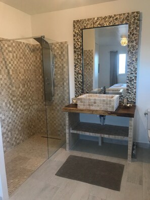 Dusche, Haartrockner, Handtücher, Toilettenpapier