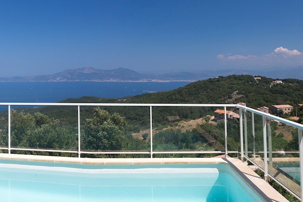 Vue sur le golfe d’Ajaccio et le village de Coti Chiavari