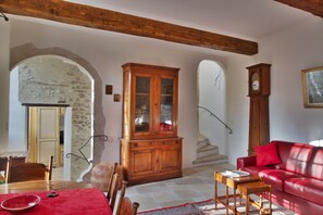 TV, fireplace, books, stereo