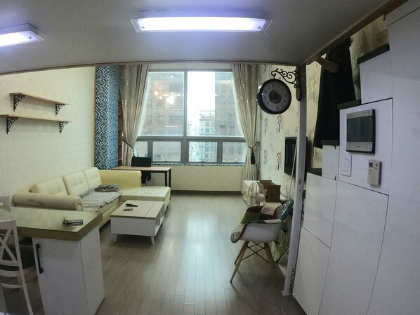 Full House | Living area | Flat-screen TV