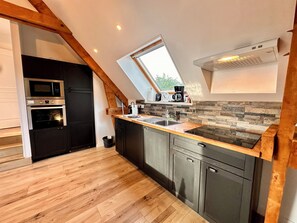 Frigorifero, microonde, forno, piano cottura