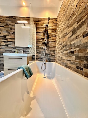 Bathtub, hair dryer, towels - La Rose des Vents 4 people (Grandcamp-Maisy)