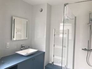 Bathtub, hair dryer, towels