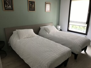 2 habitaciones, tabla de planchar con plancha, cuna de viaje y wifi 