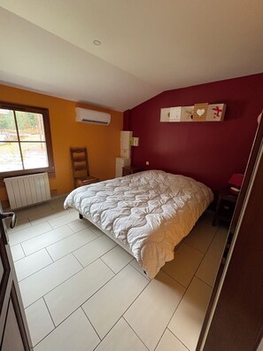 2 chambres, fer et planche à repasser, lit parapluie