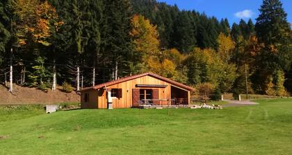 Einstöckiges Chalet am Ufer des Sees auf einem 1 ha großen Naturgrundstück mit Sauna